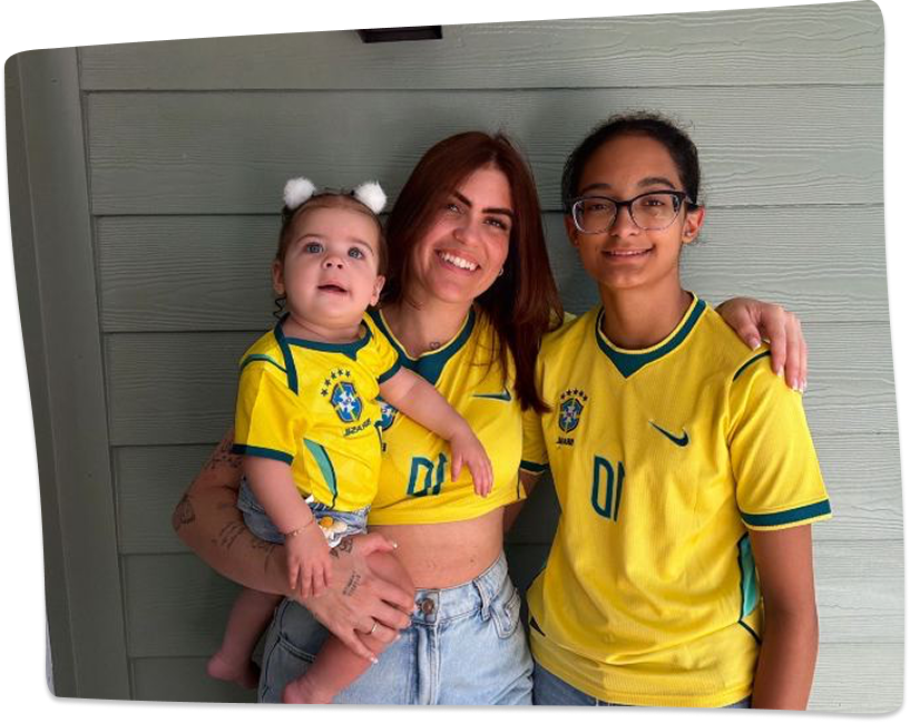 A família com camisas do Brasil
